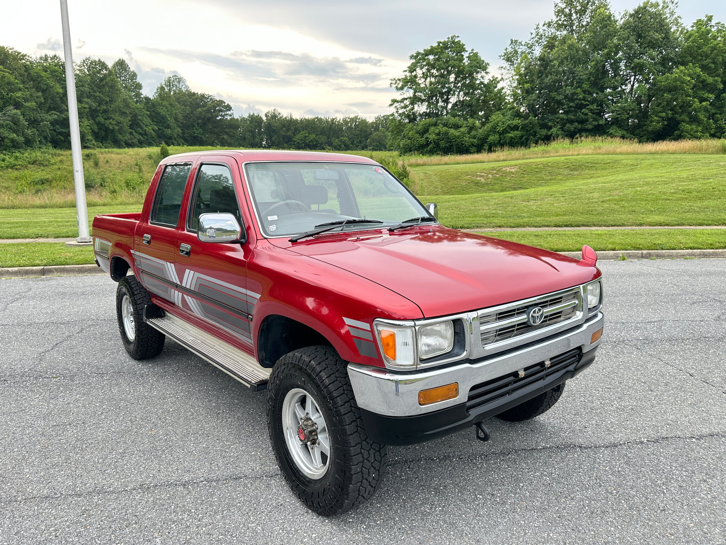 1992 TOYOTA HILUX DOUBLE CAB PICKUP 4WD - DIESEL & 5-SPEED