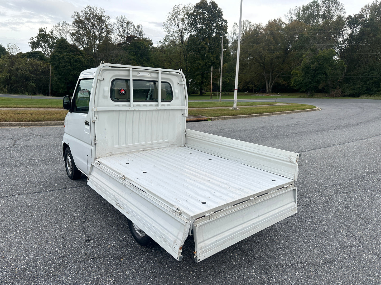 2000 MITSUBISHI MINICAB - AUTOMATIC TRANSMISSION - A/C - FULLY SERVICED — LOT#580