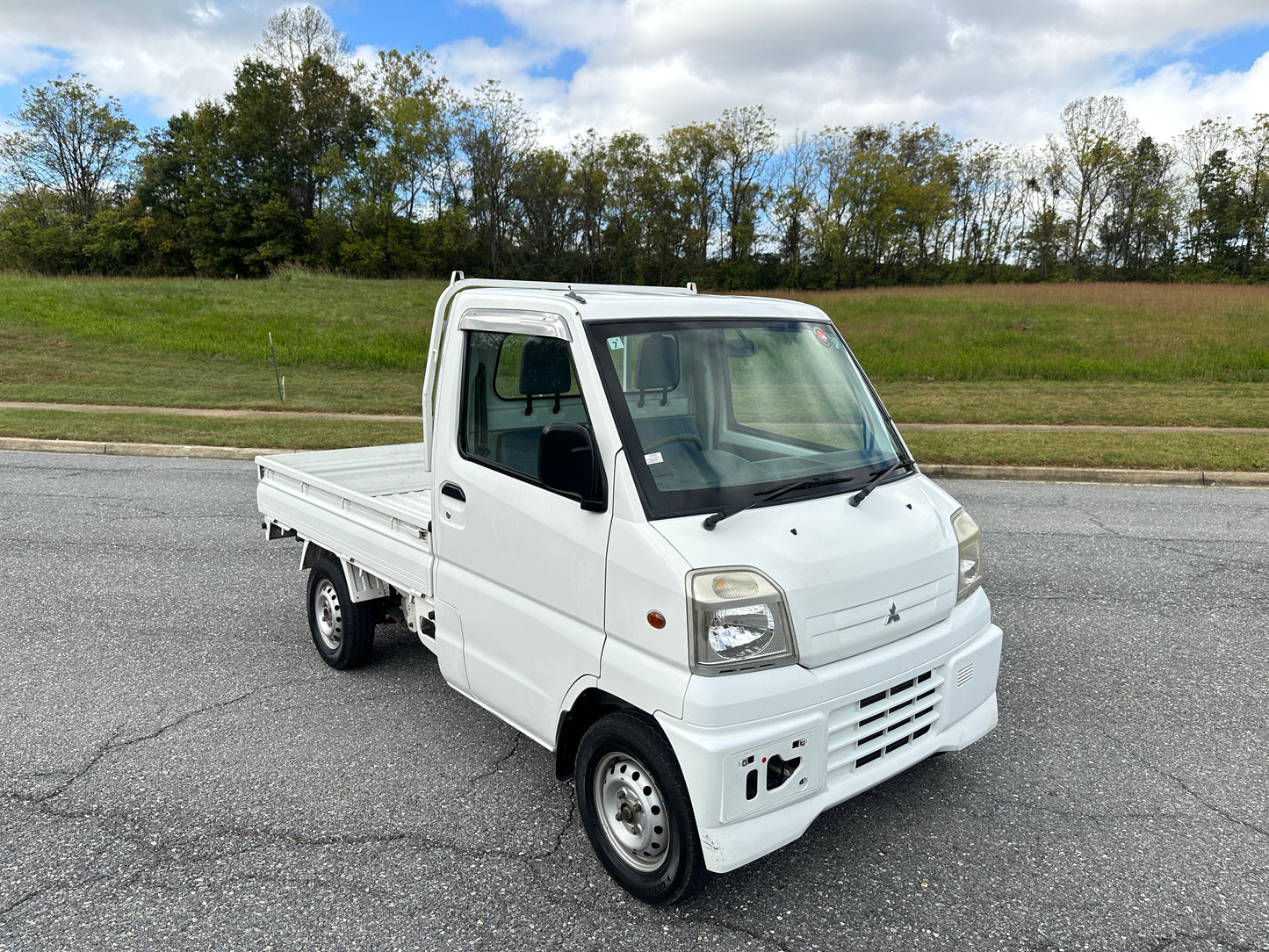 2000 MITSUBISHI MINICAB - AUTOMATIC TRANSMISSION - A/C - FULLY SERVICED — LOT#580
