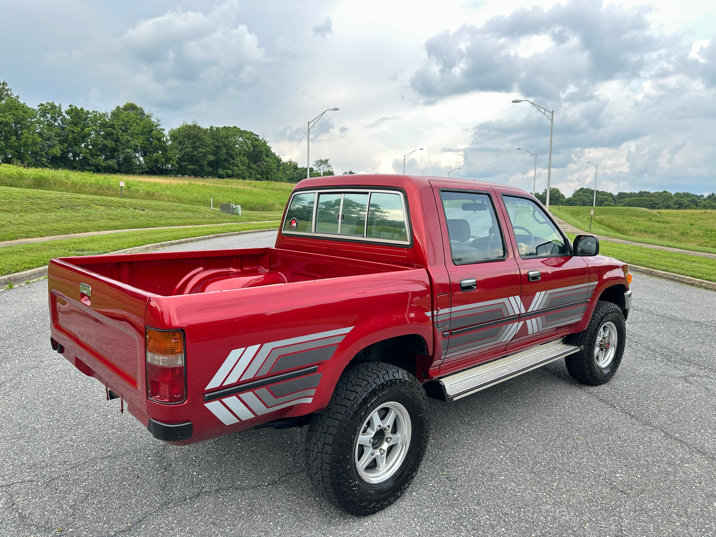 1992 TOYOTA HILUX DOUBLE CAB PICKUP 4WD - DIESEL & 5-SPEED