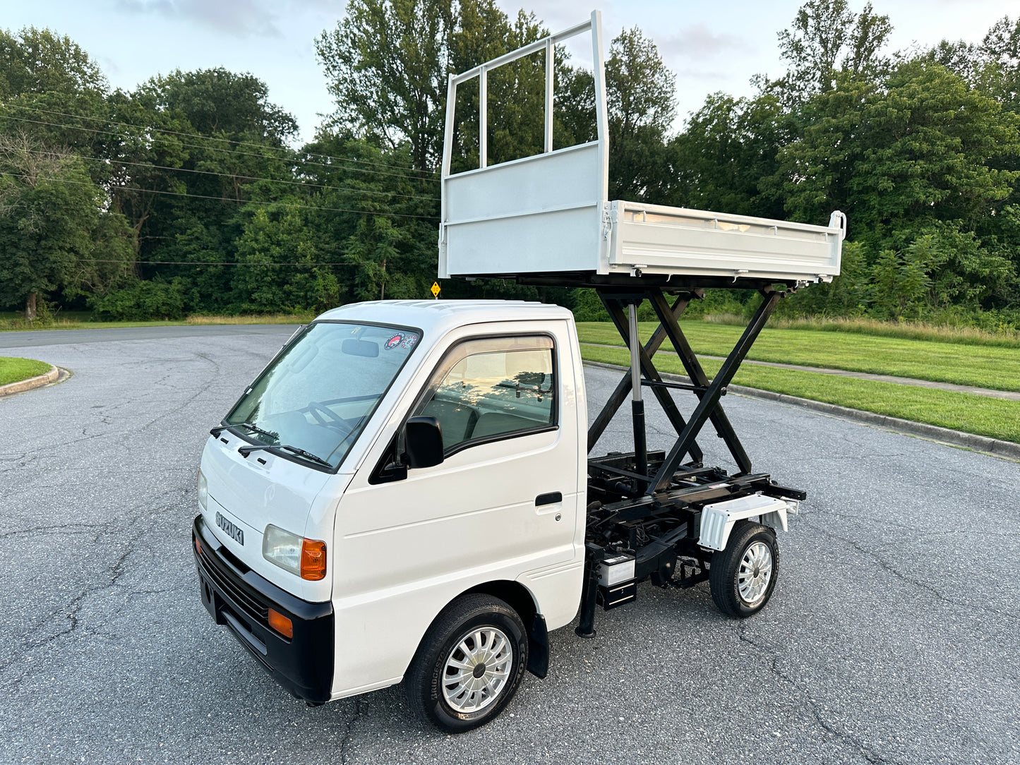 1997 SUZUKI CARRY SCISSOR-LIFT DUMP 4WD — LOT#581