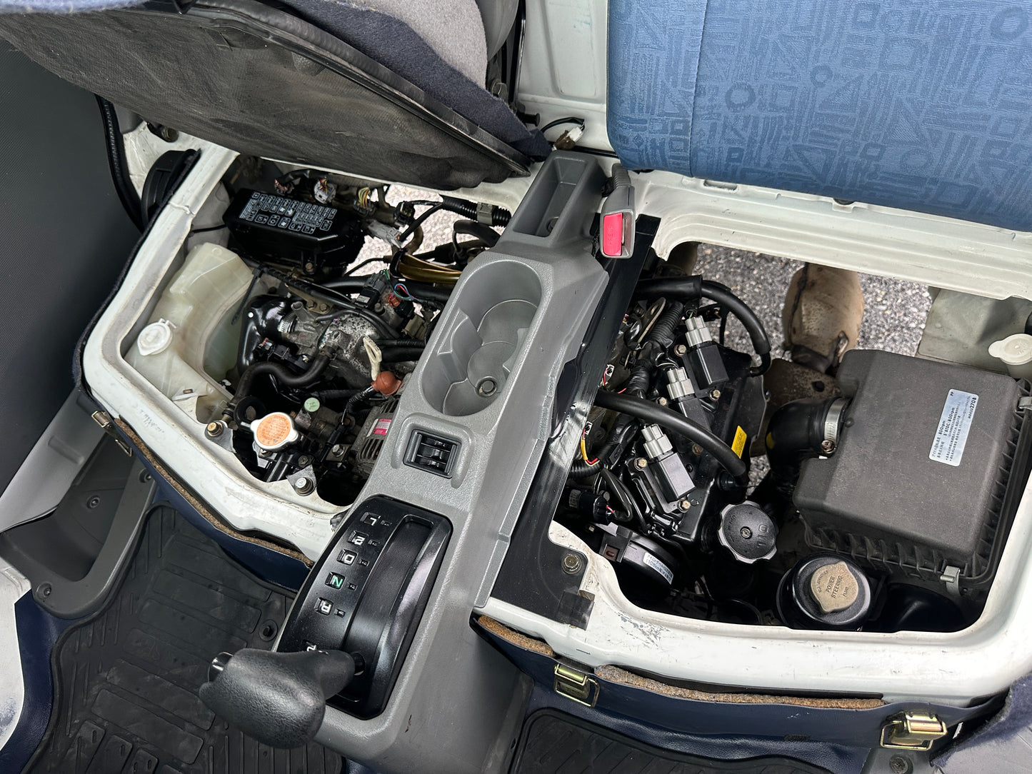 2000 MITSUBISHI MINICAB - AUTOMATIC TRANSMISSION - A/C - FULLY SERVICED — LOT#580