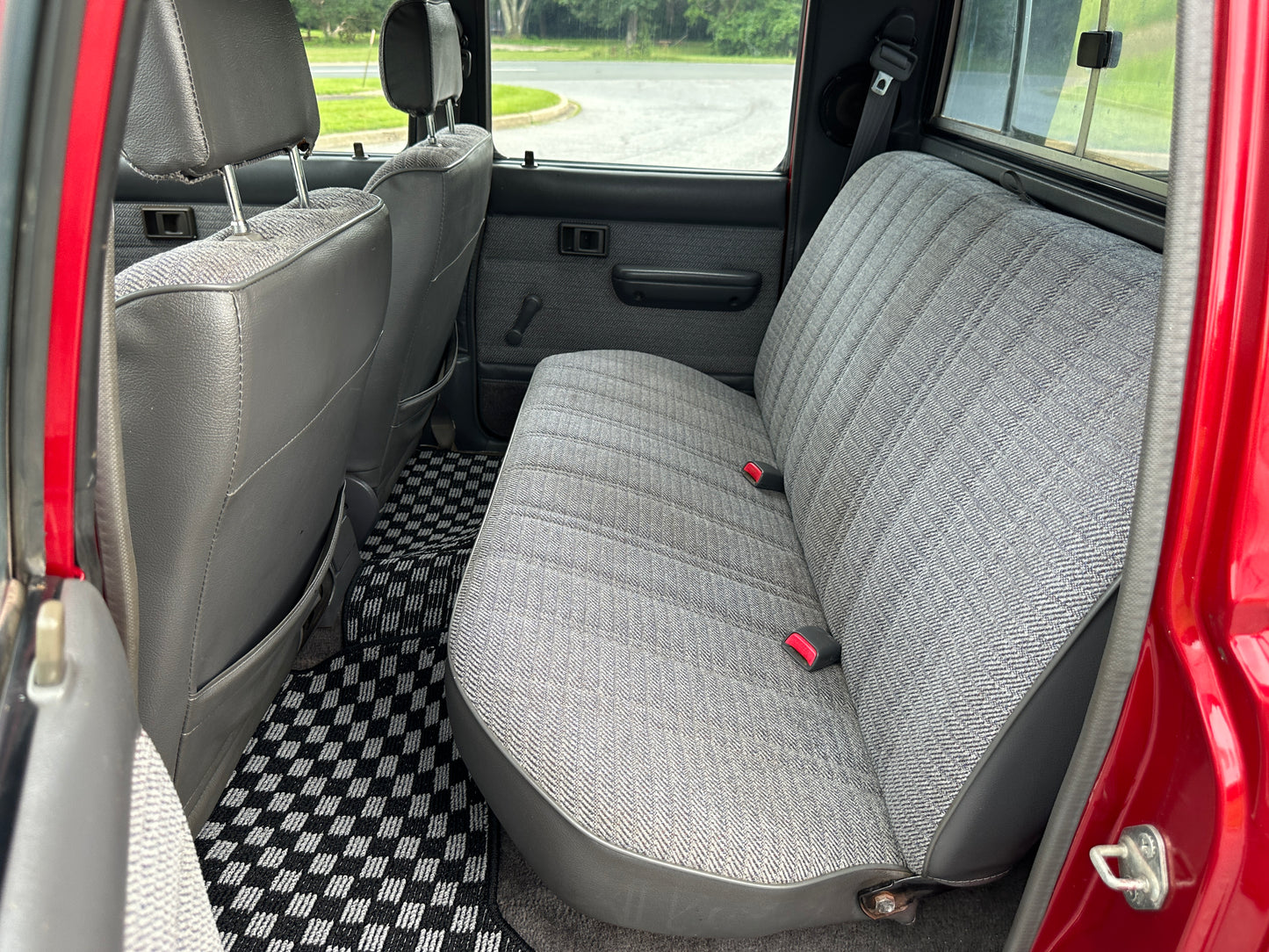 1992 TOYOTA HILUX DOUBLE CAB PICKUP 4WD - DIESEL & 5-SPEED