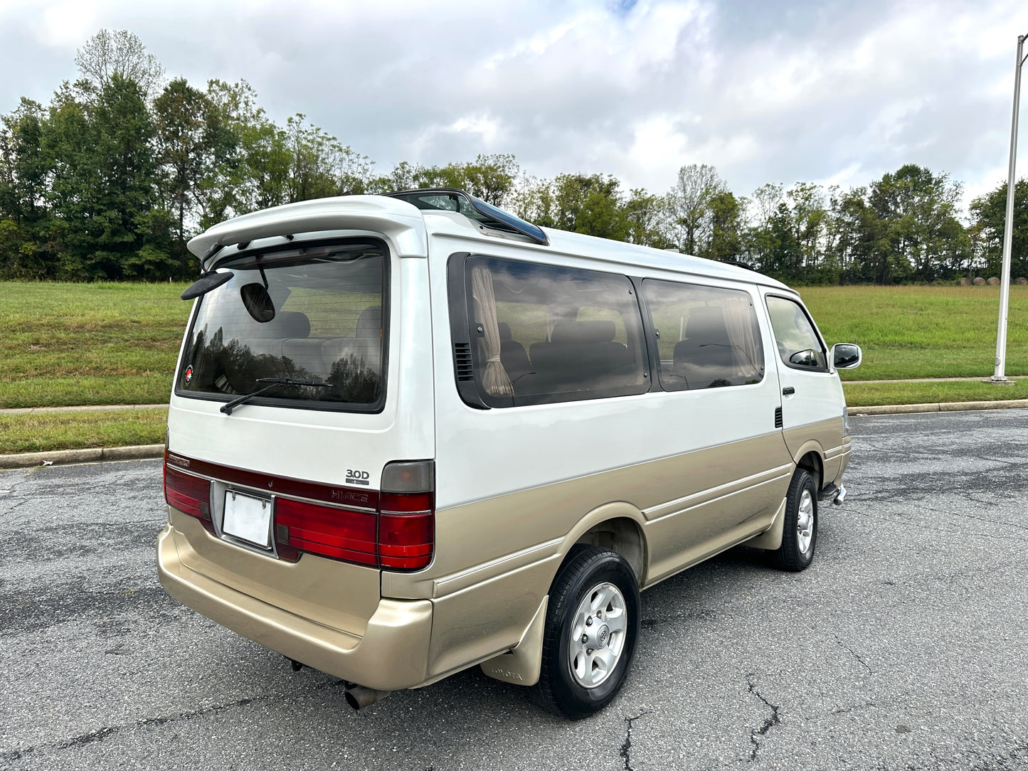 1993 TOYOTA HIACE SUPER CUSTOM LIMITED 4WD - FULLY LOADED & ONLY 28k MILES — LOT#653