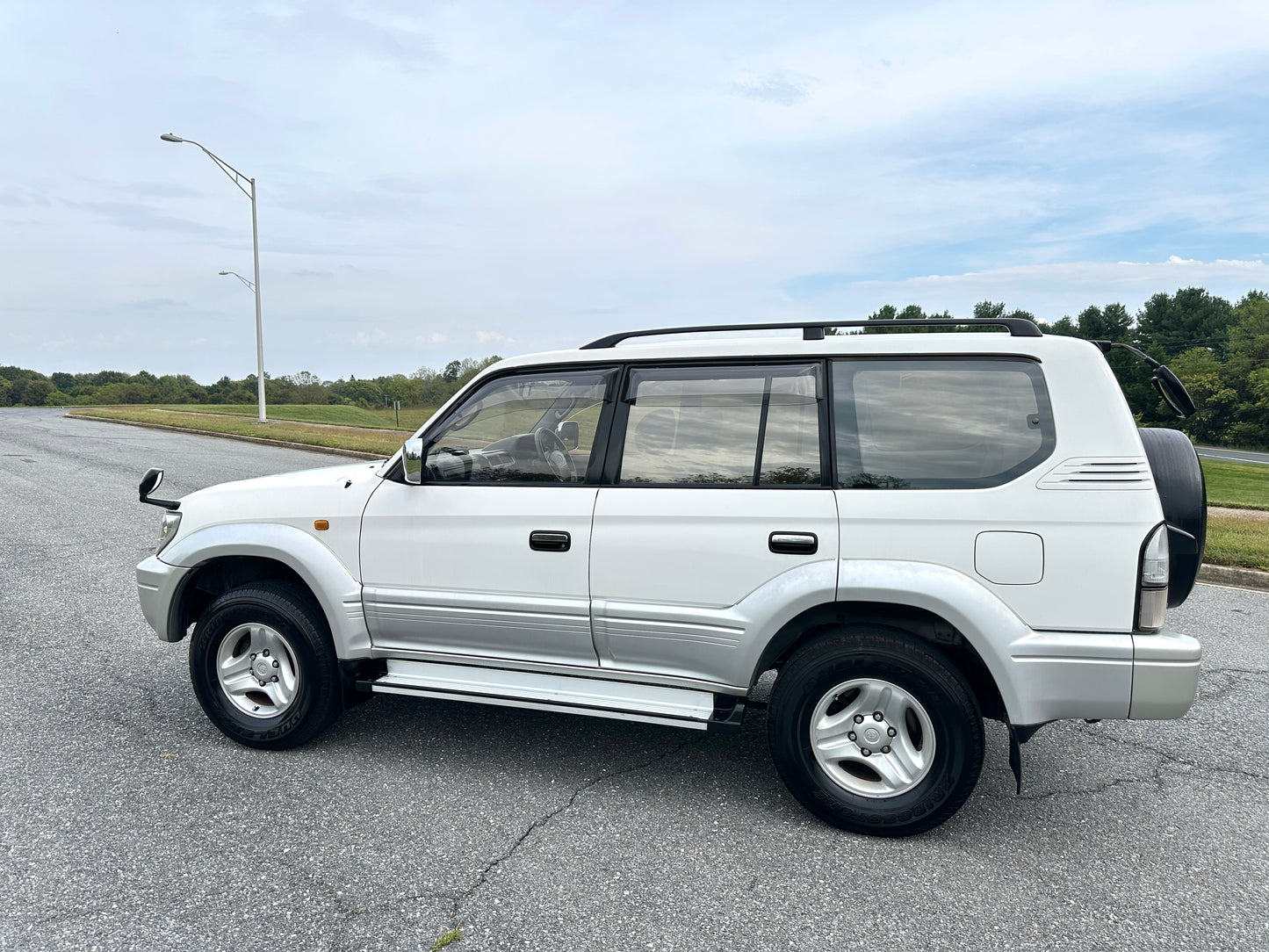 2000 Toyota Land Cruiser Prado TX Limited 4WD - 4 Cylinder Gasoline — LOT#682