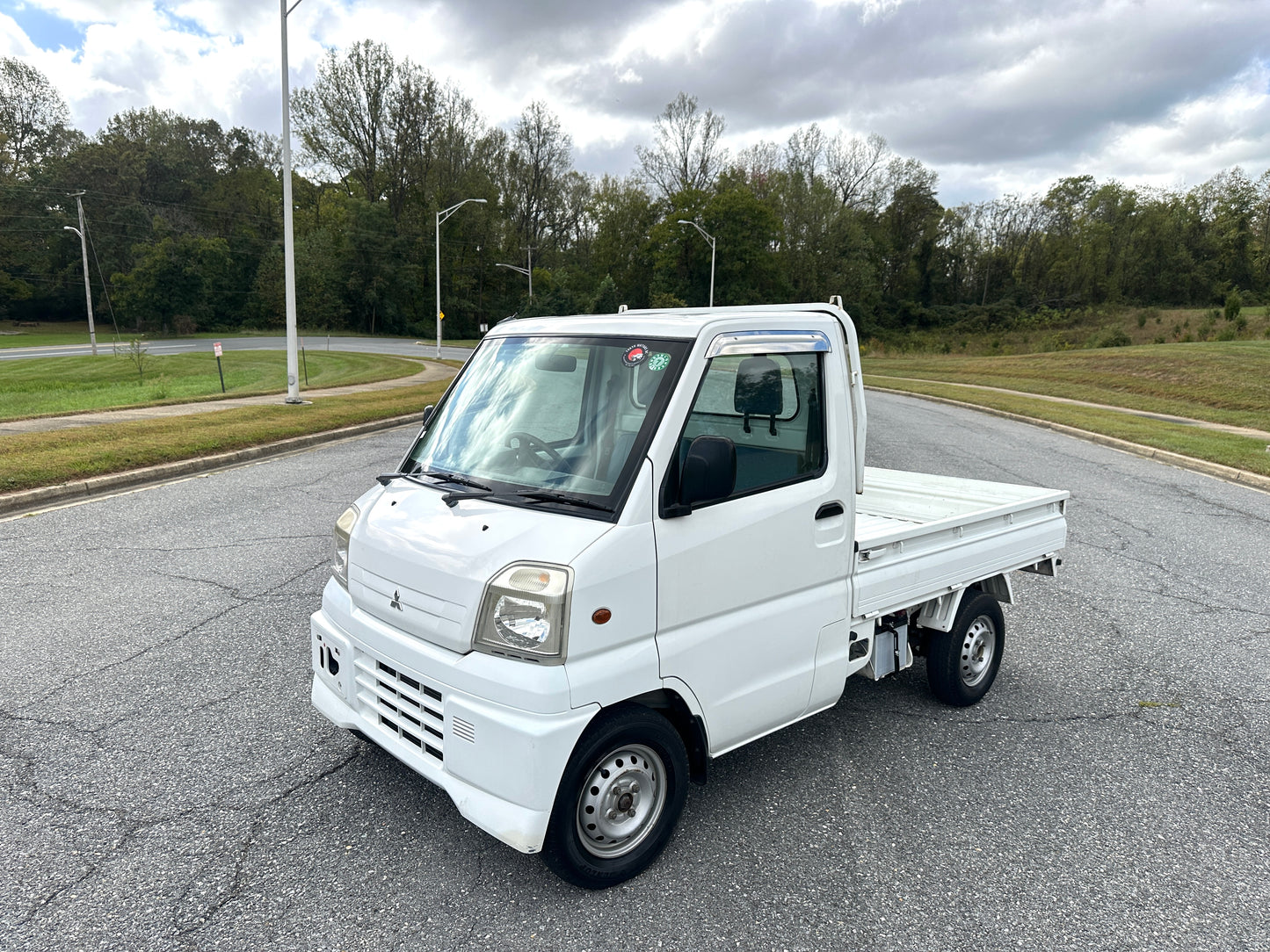 2000 MITSUBISHI MINICAB - AUTOMATIC TRANSMISSION - A/C - FULLY SERVICED — LOT#580