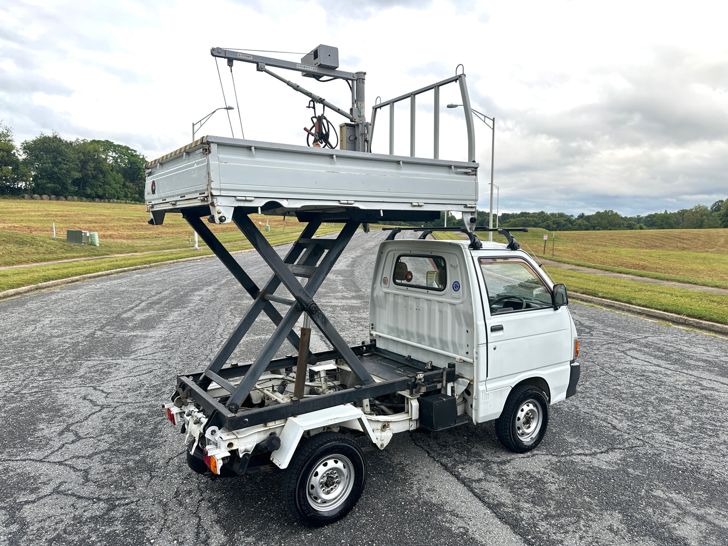 1992 DAIHATSU HIJET 4WD SCISSOR LIFT DUMP WITH CRANE — LOT#637