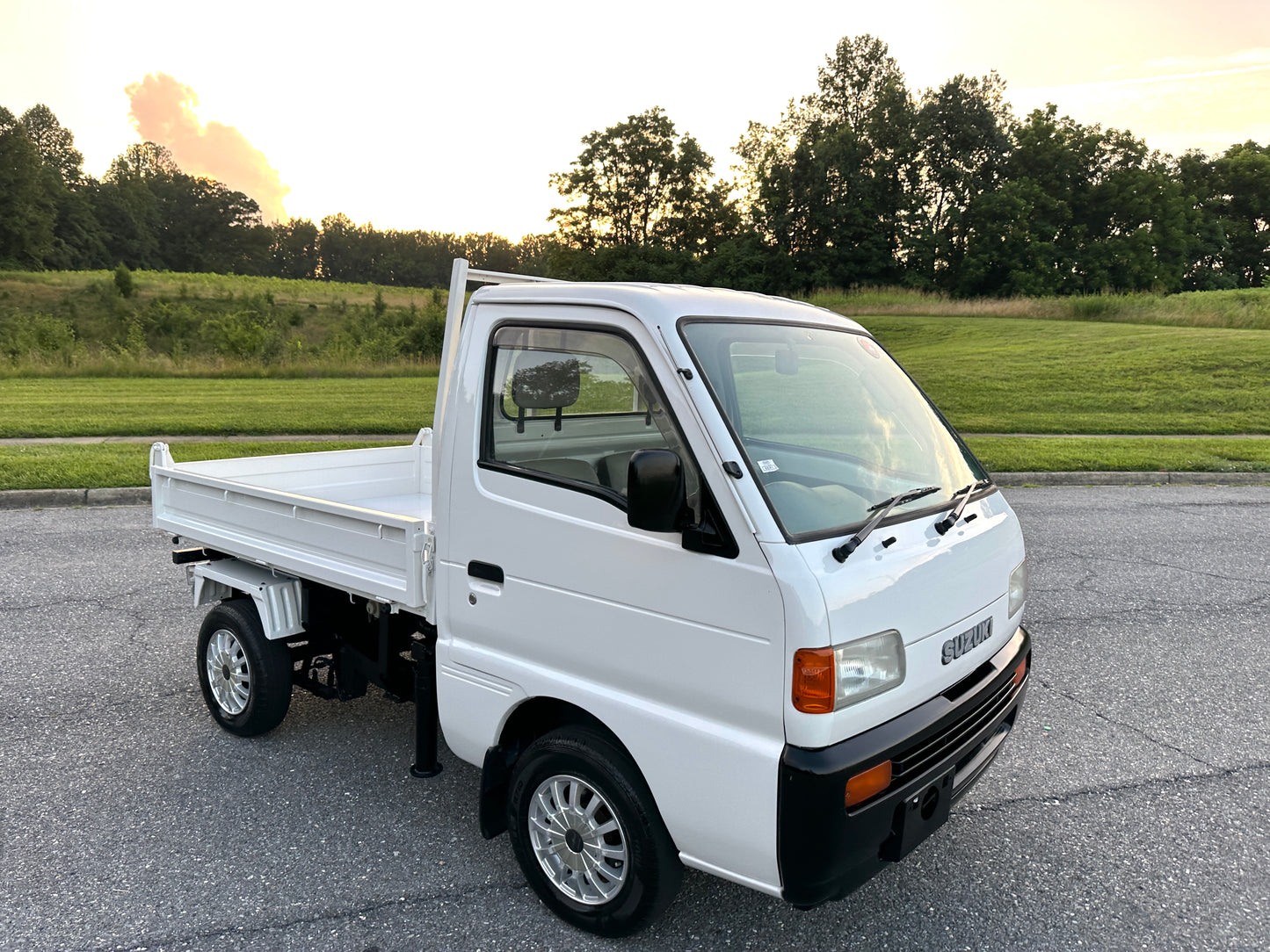 1997 SUZUKI CARRY SCISSOR-LIFT DUMP 4WD — LOT#581