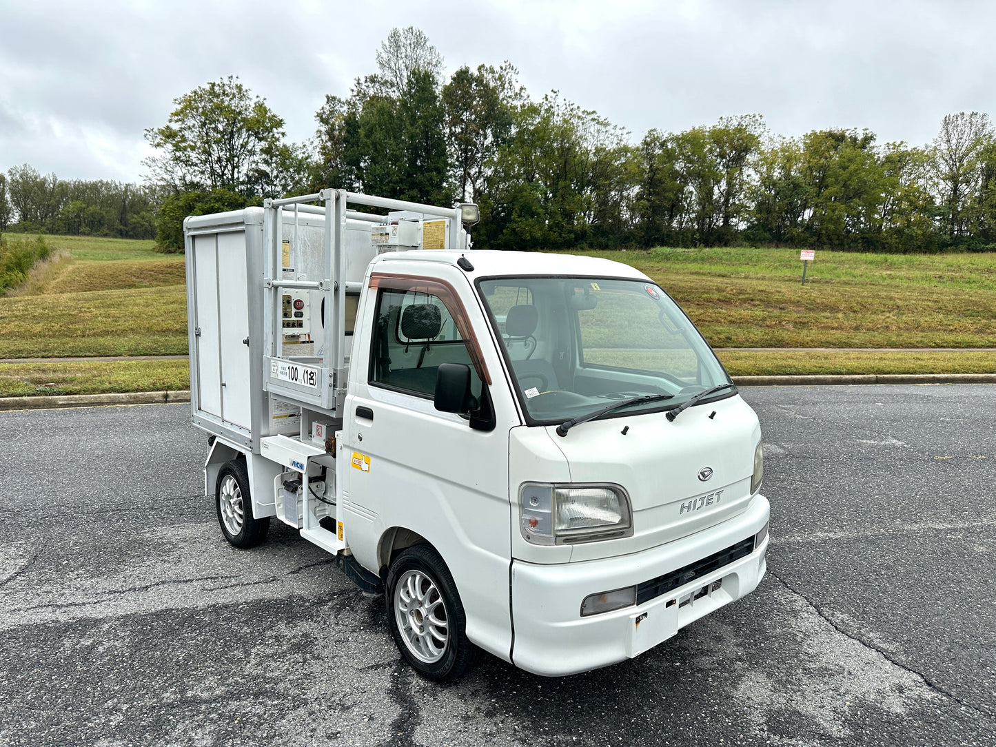 2000 DAIHATSU HIJET AERIAL WORK PLATFORM TRUCK 4WD - A/C - FUEL INJECTION & DUAL RANGE TRANSFERCASE — LOT#645