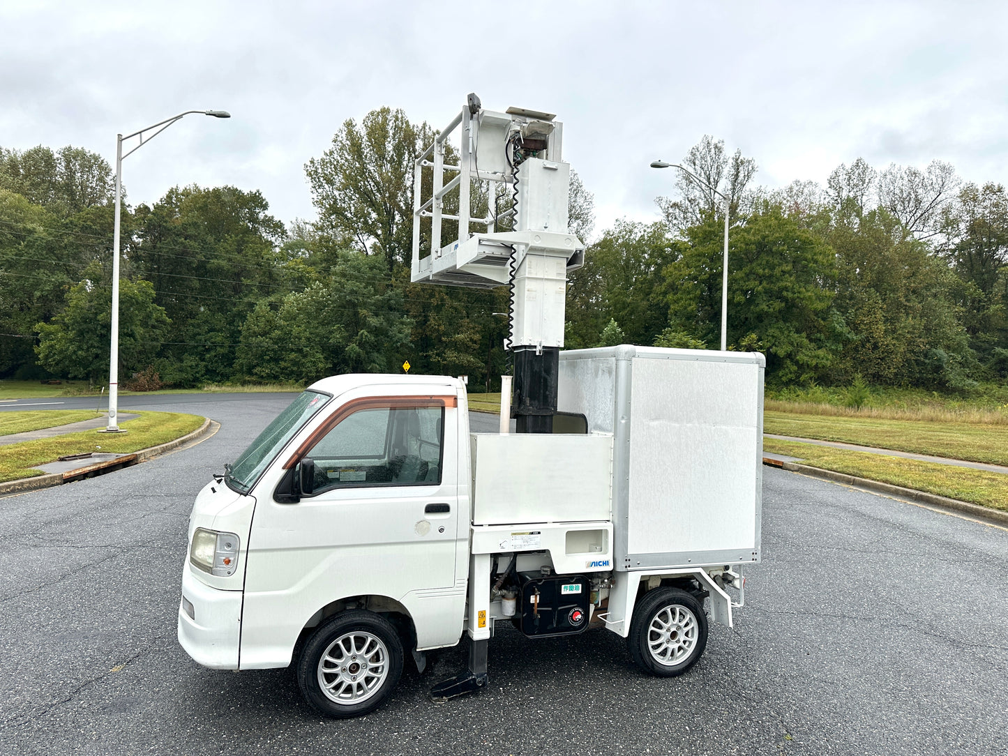 2000 DAIHATSU HIJET AERIAL WORK PLATFORM TRUCK 4WD - A/C - FUEL INJECTION & DUAL RANGE TRANSFERCASE — LOT#645