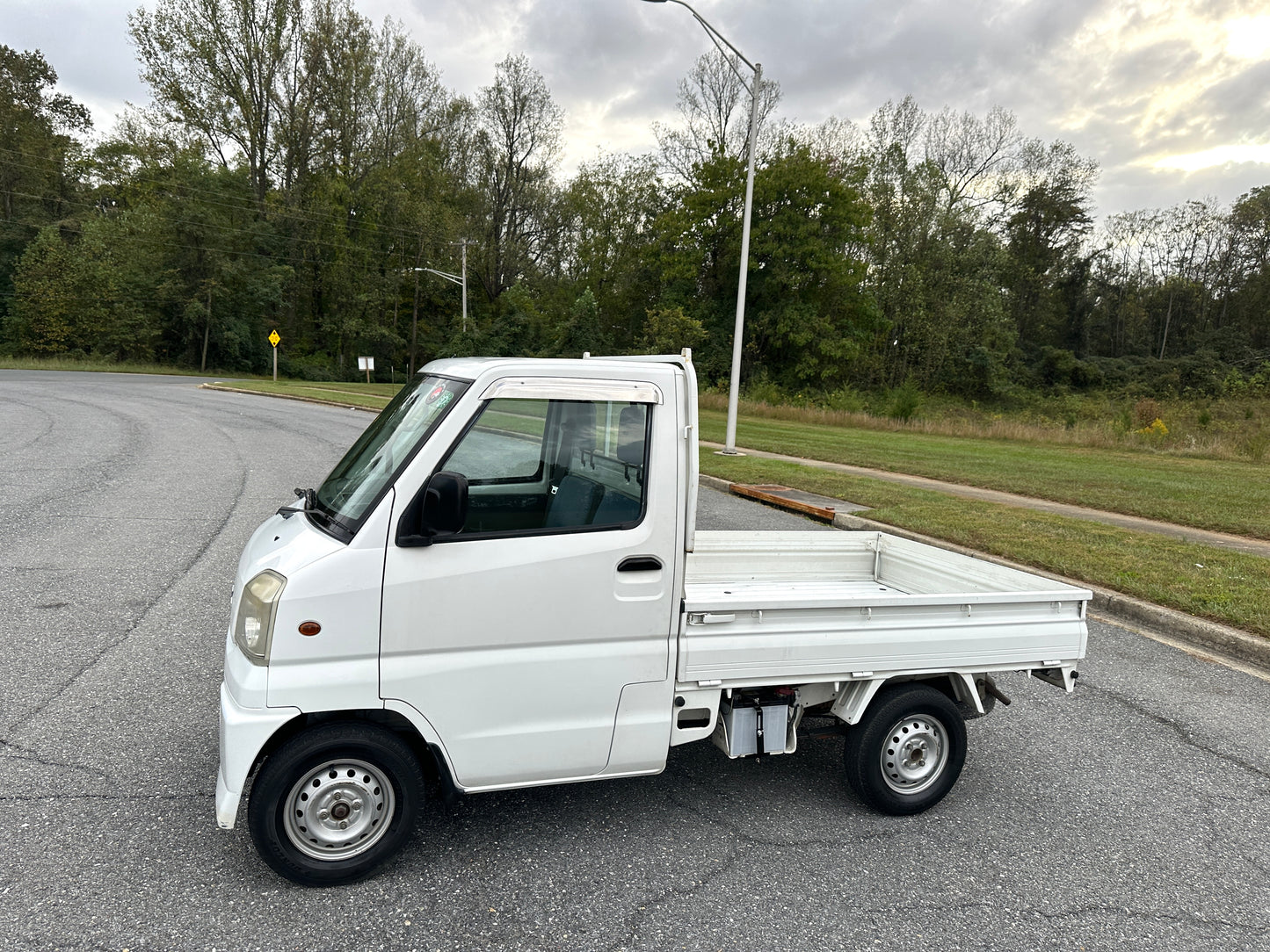 2000 MITSUBISHI MINICAB - AUTOMATIC TRANSMISSION - A/C - FULLY SERVICED — LOT#580