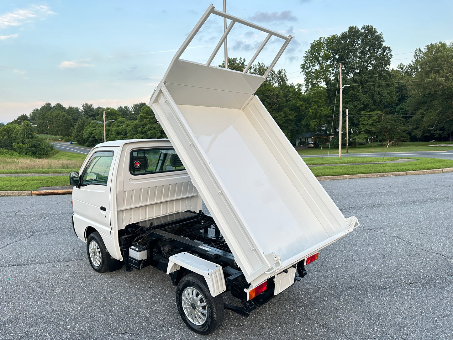 1997 SUZUKI CARRY SCISSOR-LIFT DUMP 4WD — LOT#581