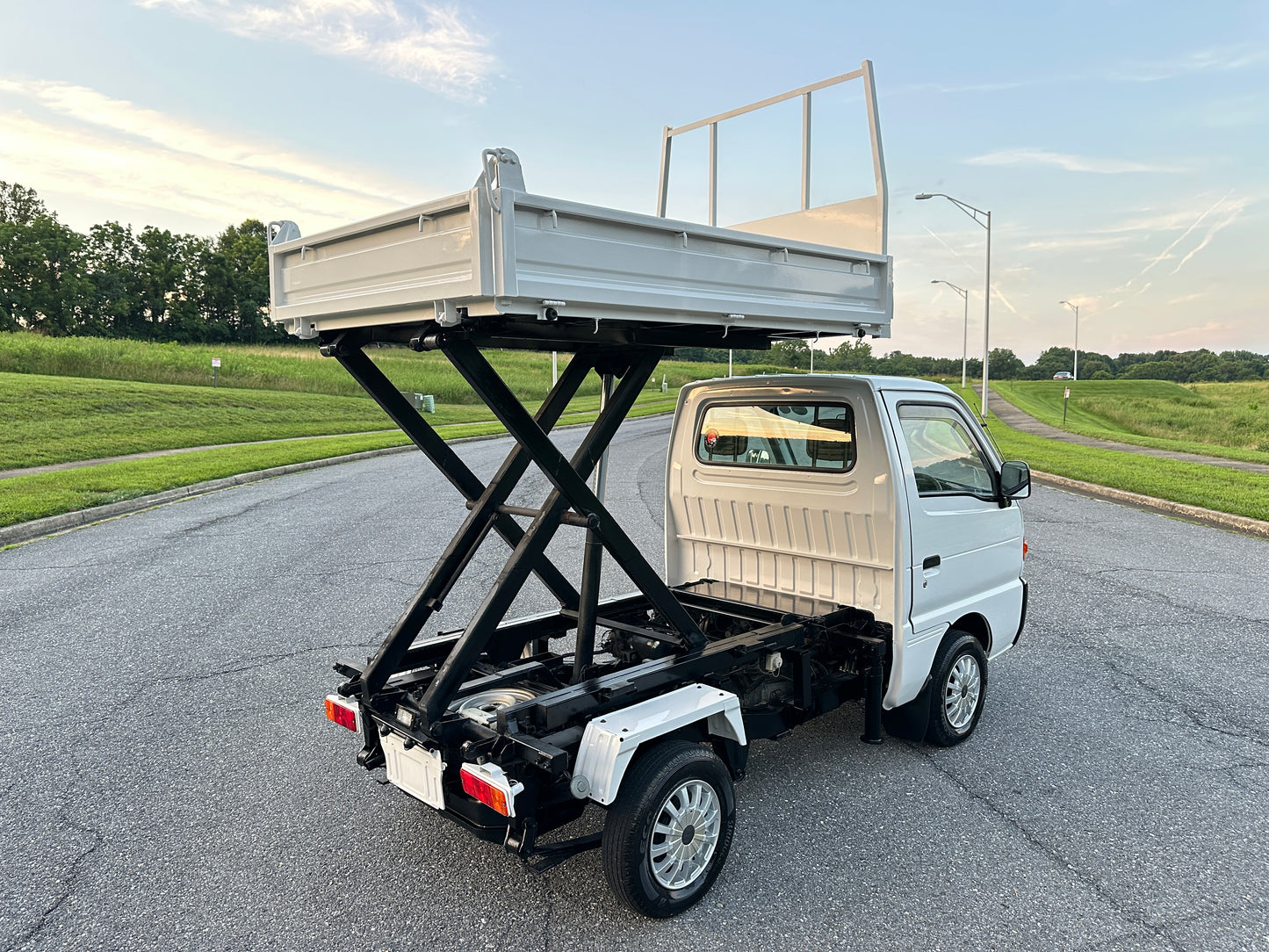 1997 SUZUKI CARRY SCISSOR-LIFT DUMP 4WD — LOT#581