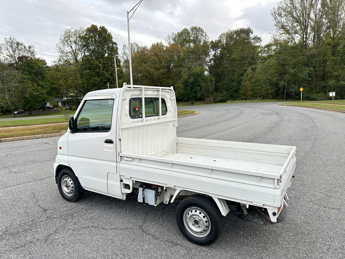 2000 MITSUBISHI MINICAB - AUTOMATIC TRANSMISSION - A/C - FULLY SERVICED — LOT#580