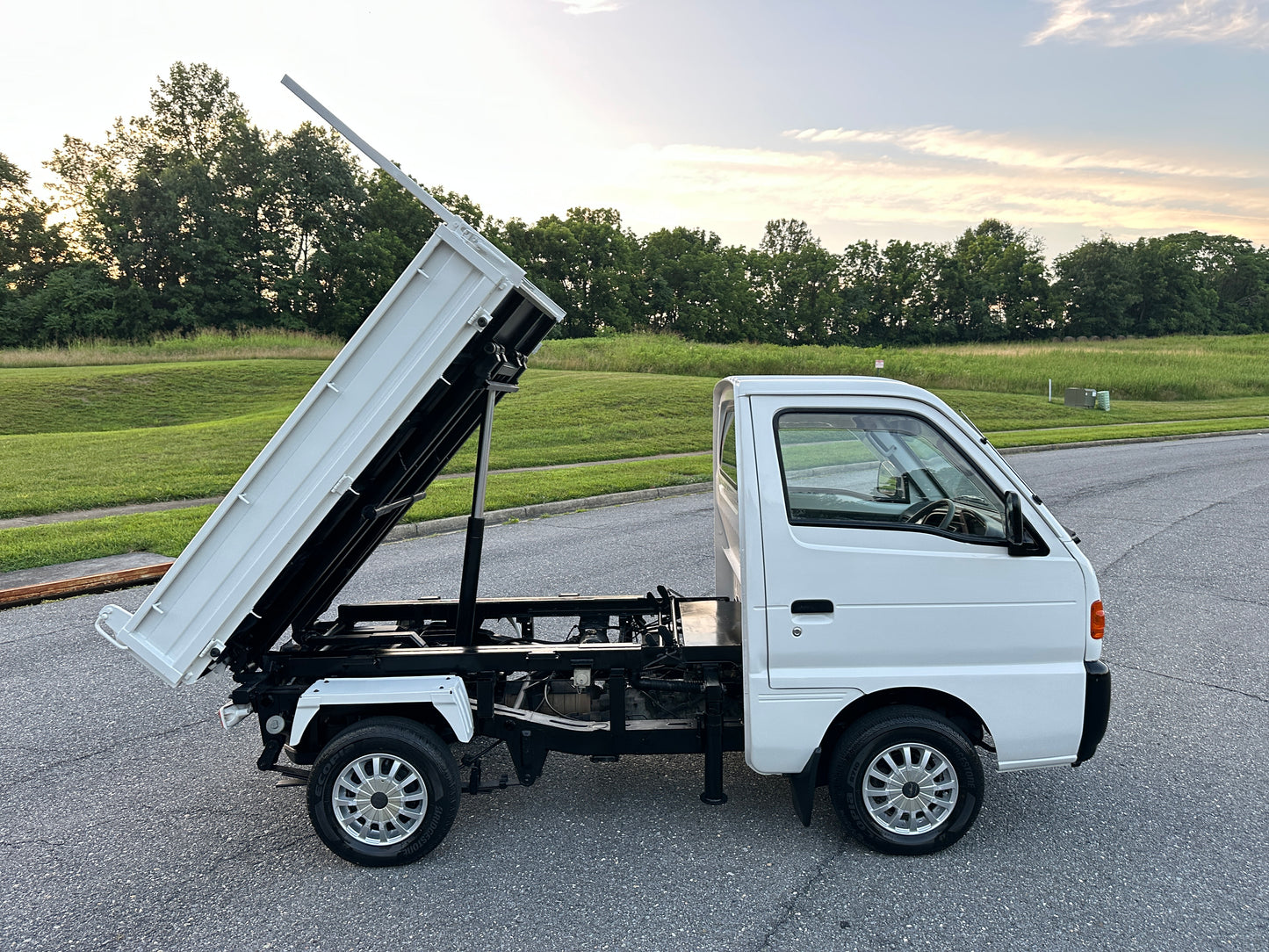 1997 SUZUKI CARRY SCISSOR-LIFT DUMP 4WD — LOT#581