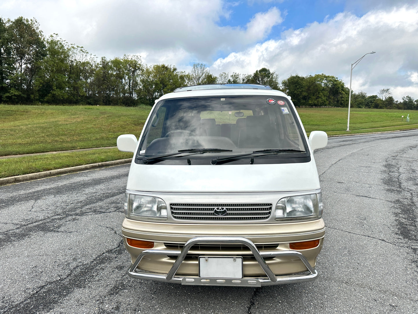 1993 TOYOTA HIACE SUPER CUSTOM LIMITED 4WD - FULLY LOADED & ONLY 28k MILES — LOT#653