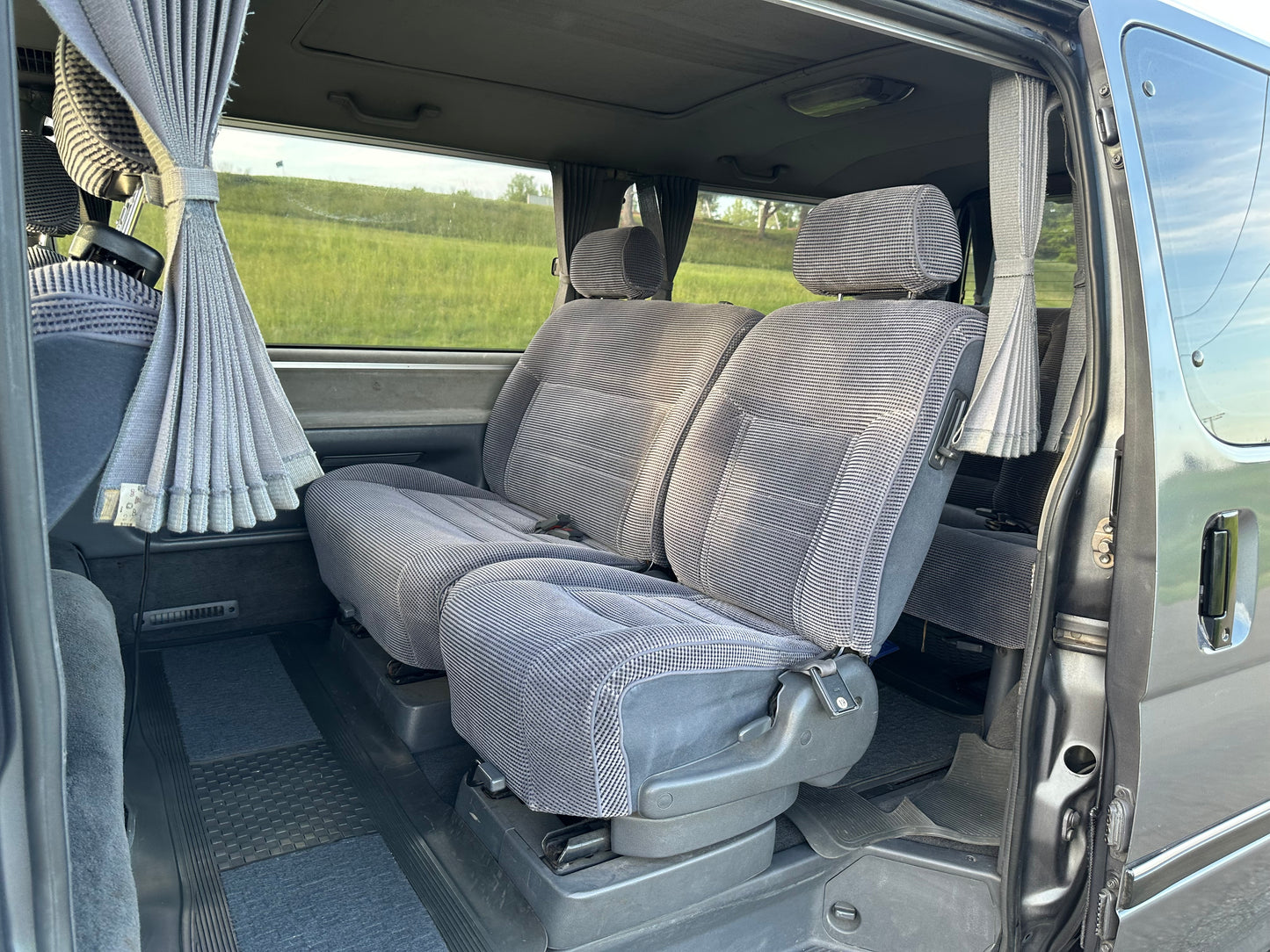 1992 TOYOTA HIACE SUPER CUSTOM LH107