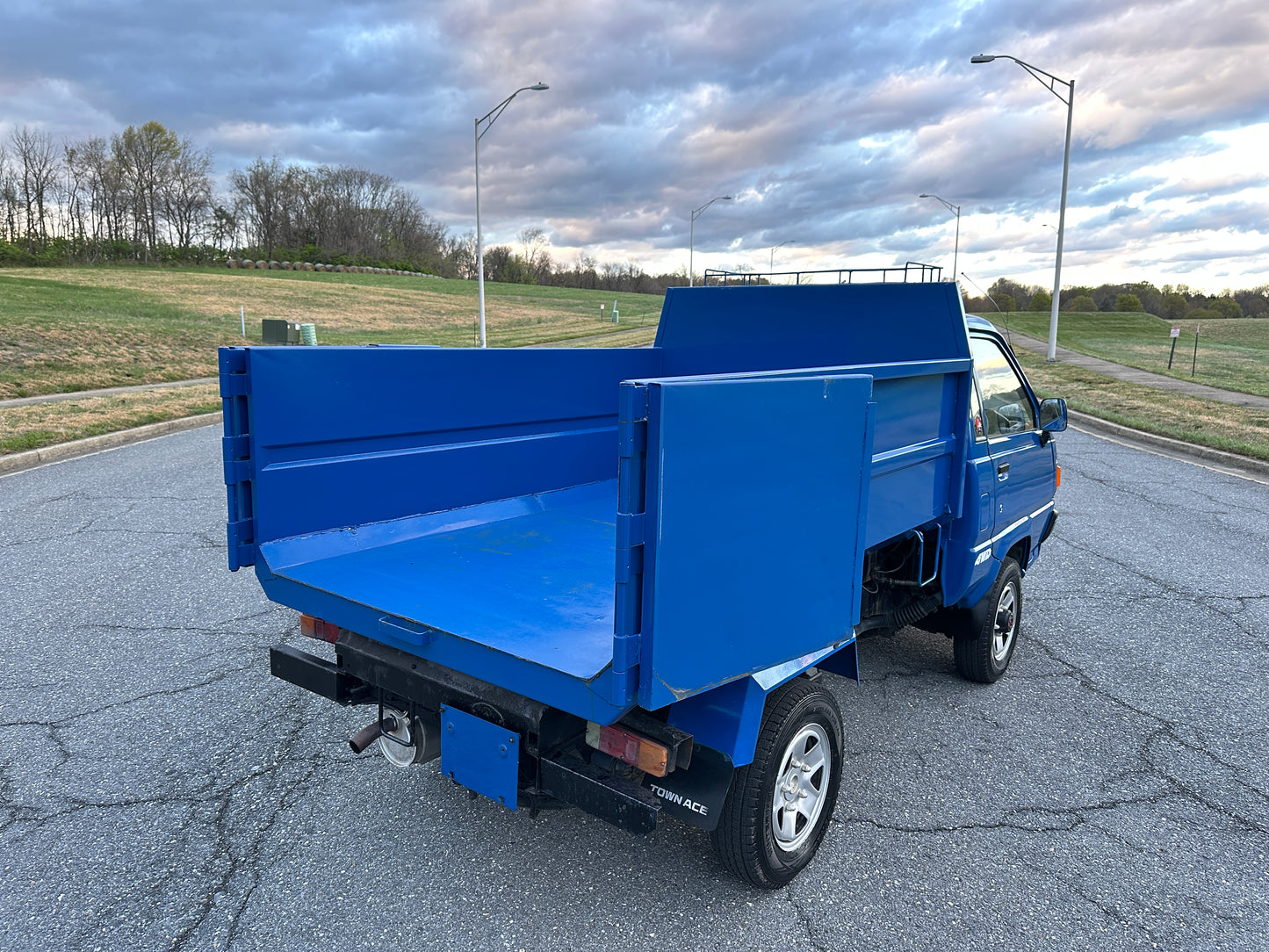 1990 TOYOTA TOWNACE HIGH-SIDE DUMP YM60