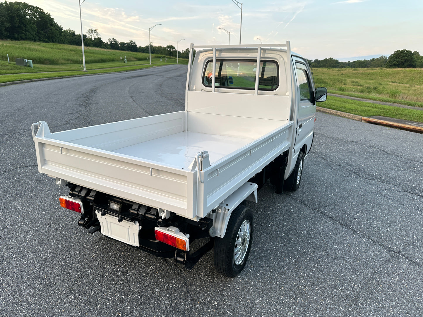 1997 SUZUKI CARRY SCISSOR-LIFT DUMP 4WD — LOT#581