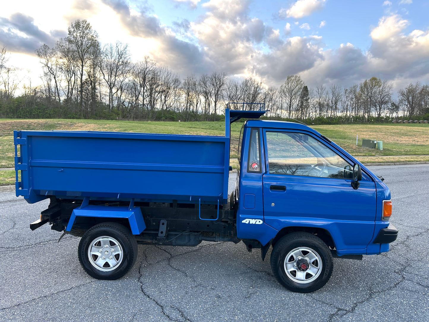 1990 TOYOTA TOWNACE HIGH-SIDE DUMP YM60