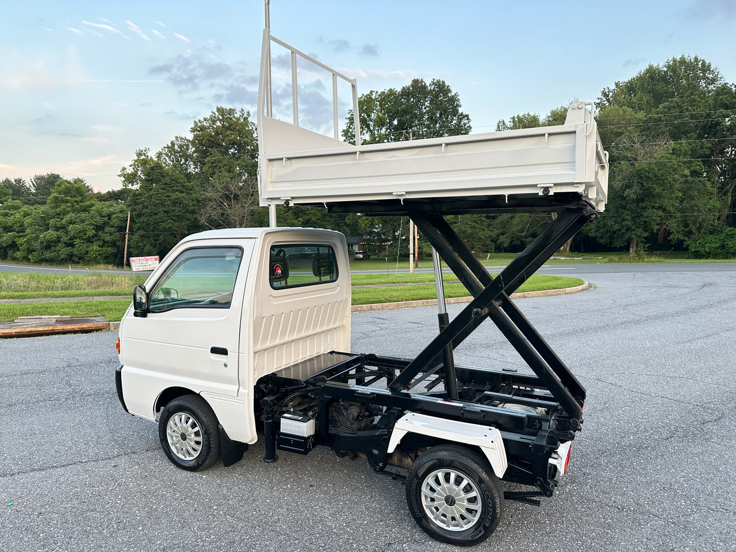 1997 SUZUKI CARRY SCISSOR-LIFT DUMP 4WD — LOT#581