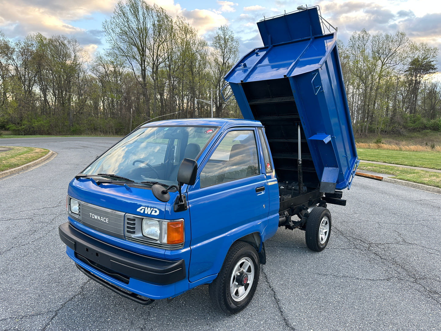 1990 TOYOTA TOWNACE HIGH-SIDE DUMP YM60