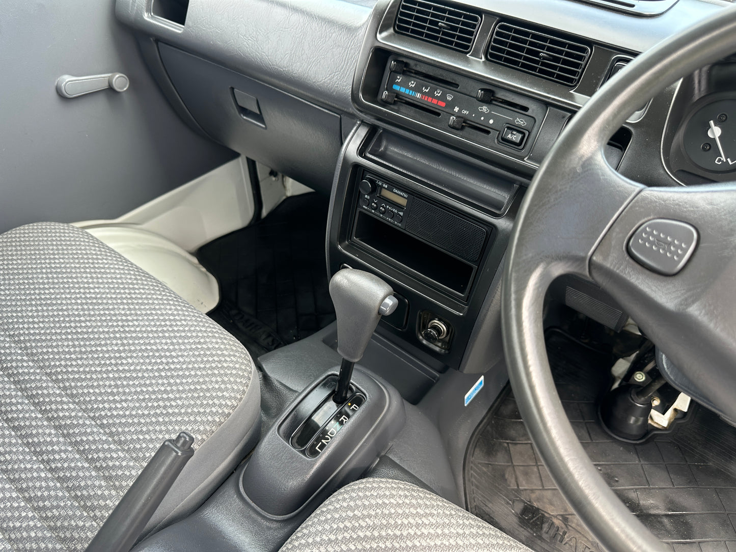 2000 DAIHATSU HIJET TWIN CAM 4WD - AUTOMATIC - A/C — LOT#638
