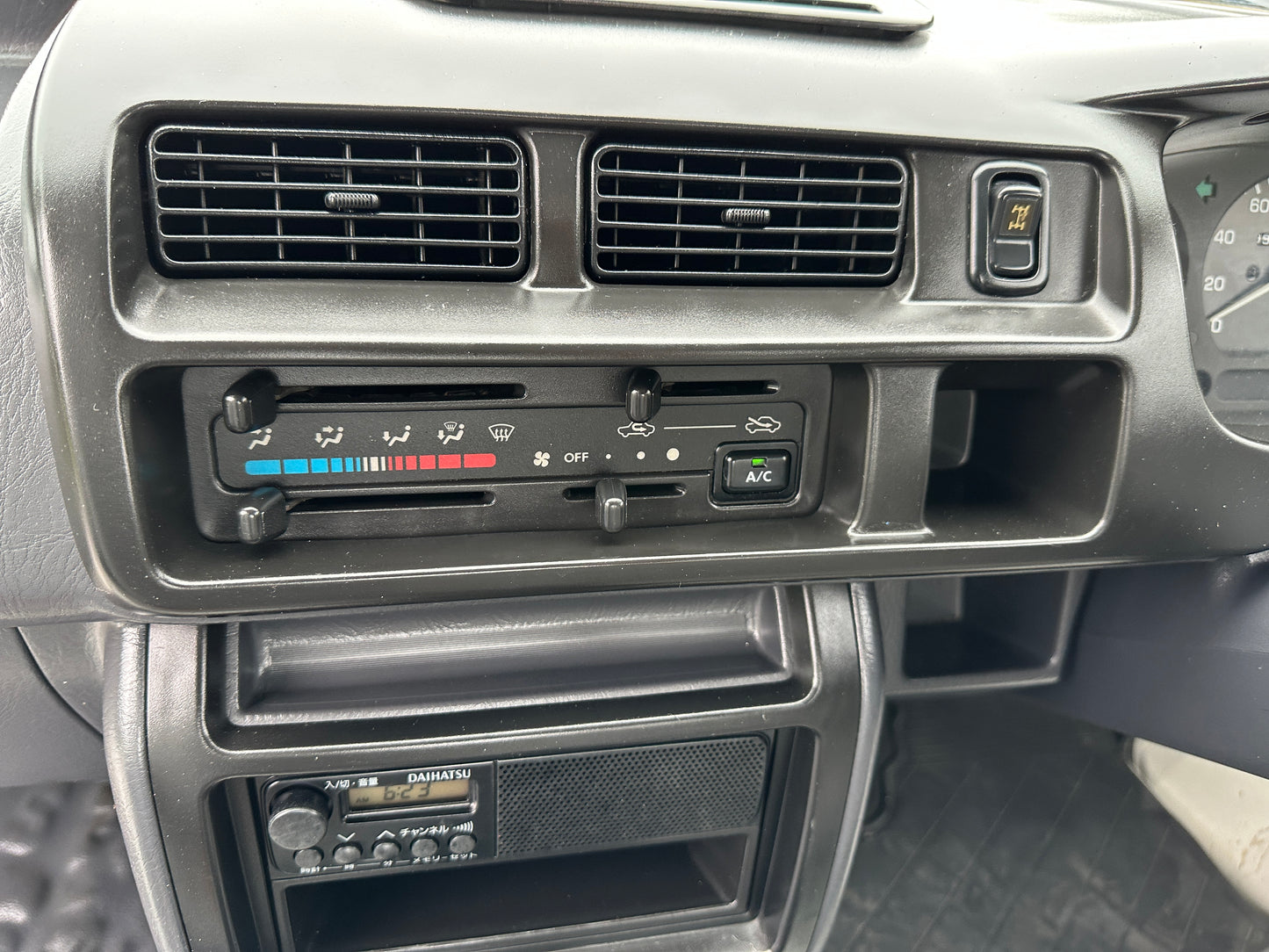 2000 DAIHATSU HIJET 4WD - A/C - FUEL INJECTED