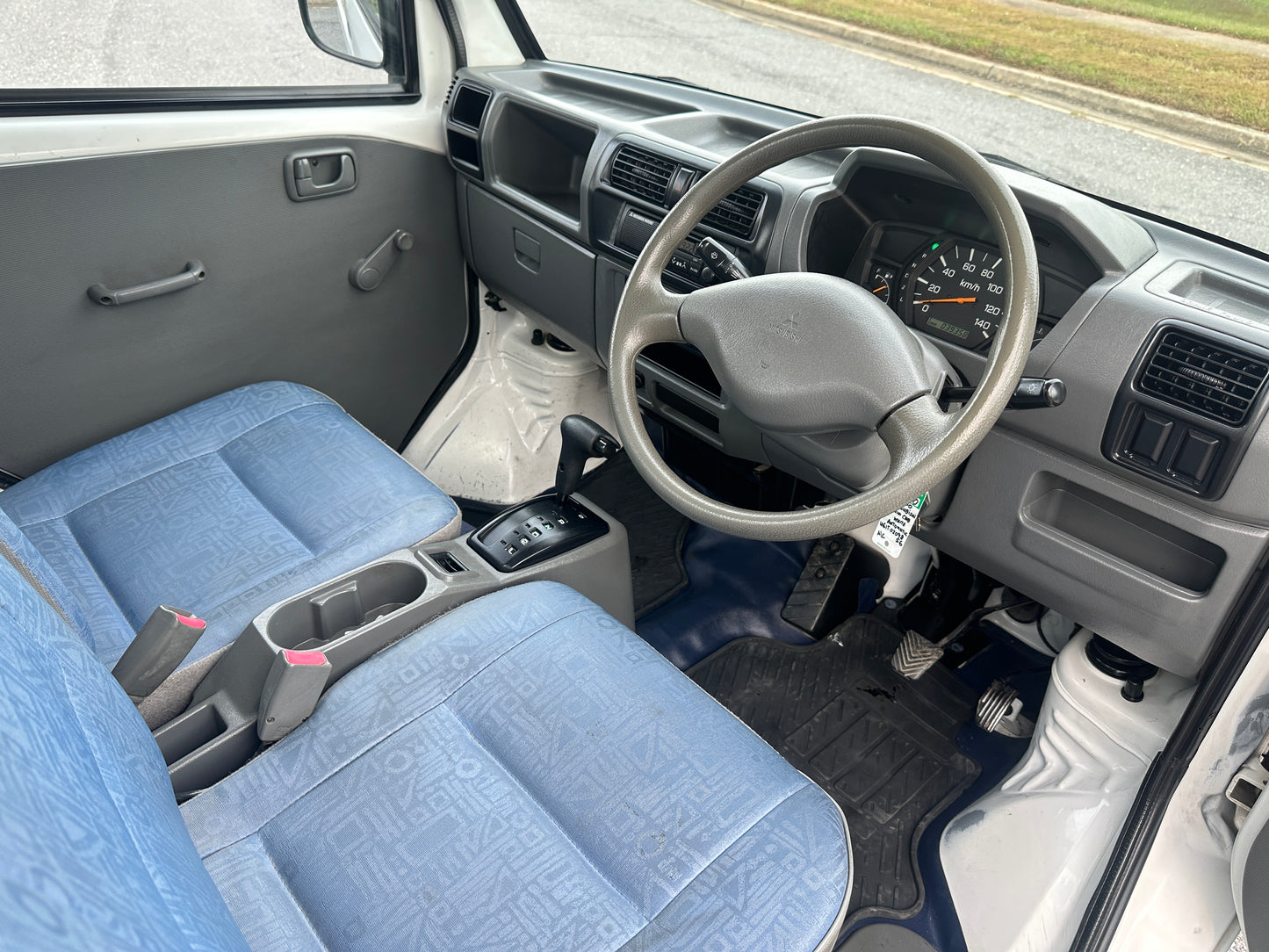 2000 MITSUBISHI MINICAB - AUTOMATIC TRANSMISSION - A/C - FULLY SERVICED — LOT#580