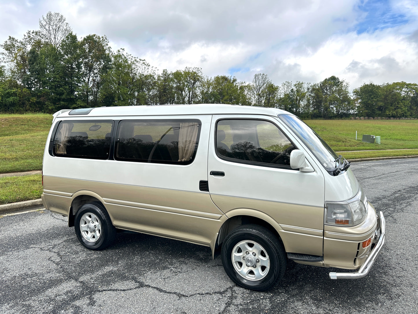 1993 TOYOTA HIACE SUPER CUSTOM LIMITED 4WD - FULLY LOADED & ONLY 28k MILES — LOT#653