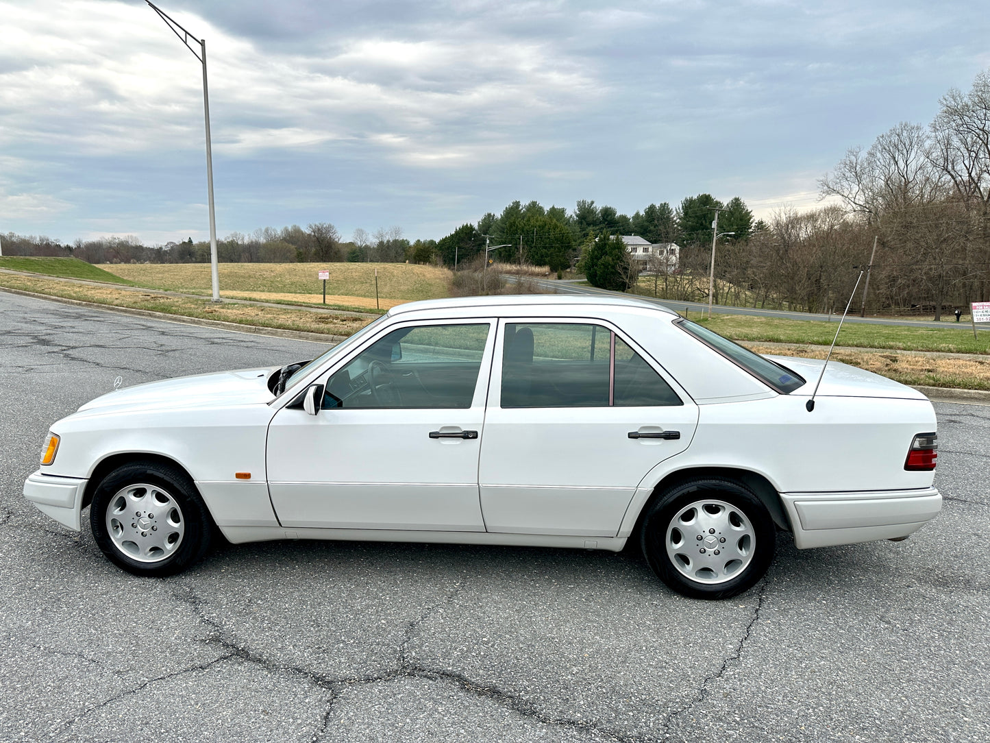 1995 JAPANESE MARKET MERCEDES BENZ E320 SEDAN