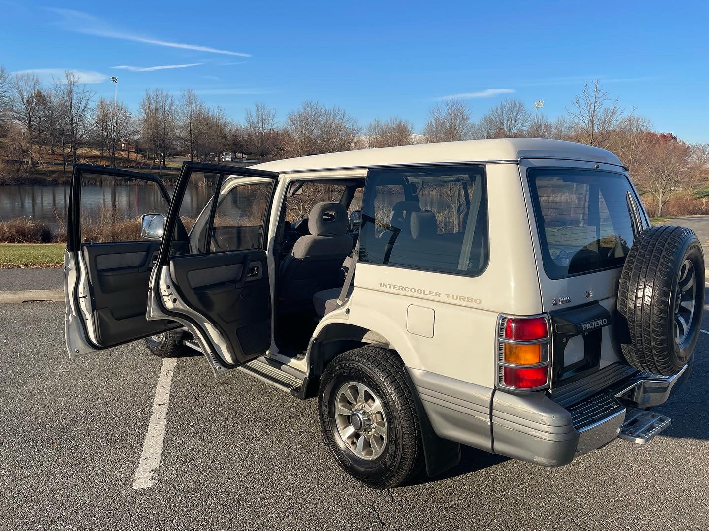 1991 MITSUBISHI PAJERO V44W