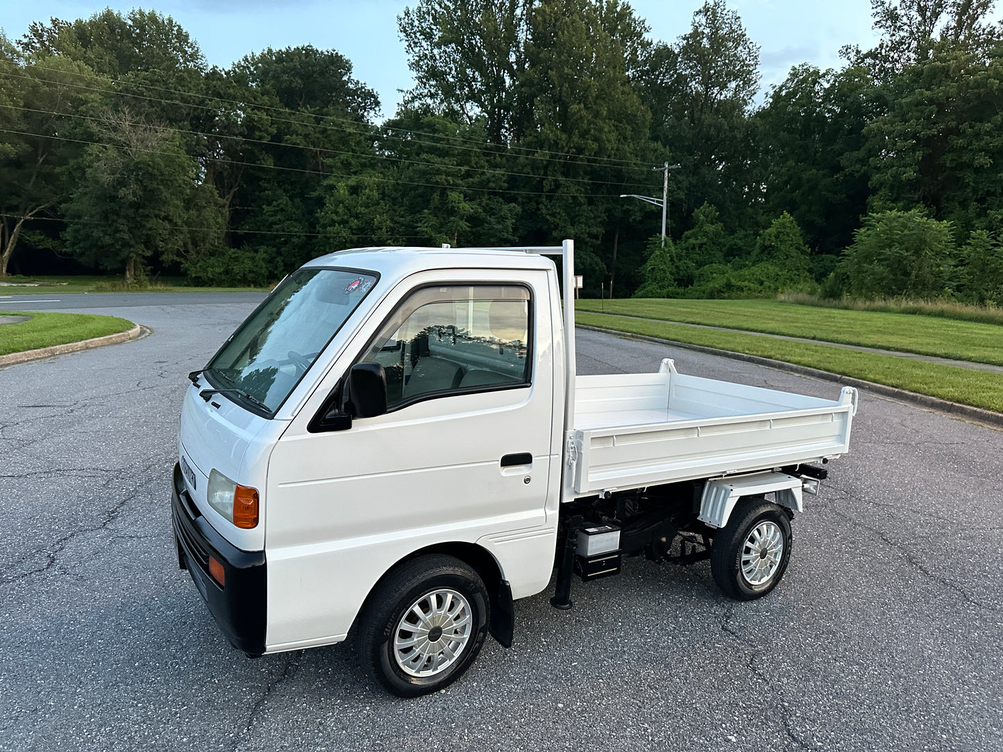 1997 SUZUKI CARRY SCISSOR-LIFT DUMP 4WD — LOT#581