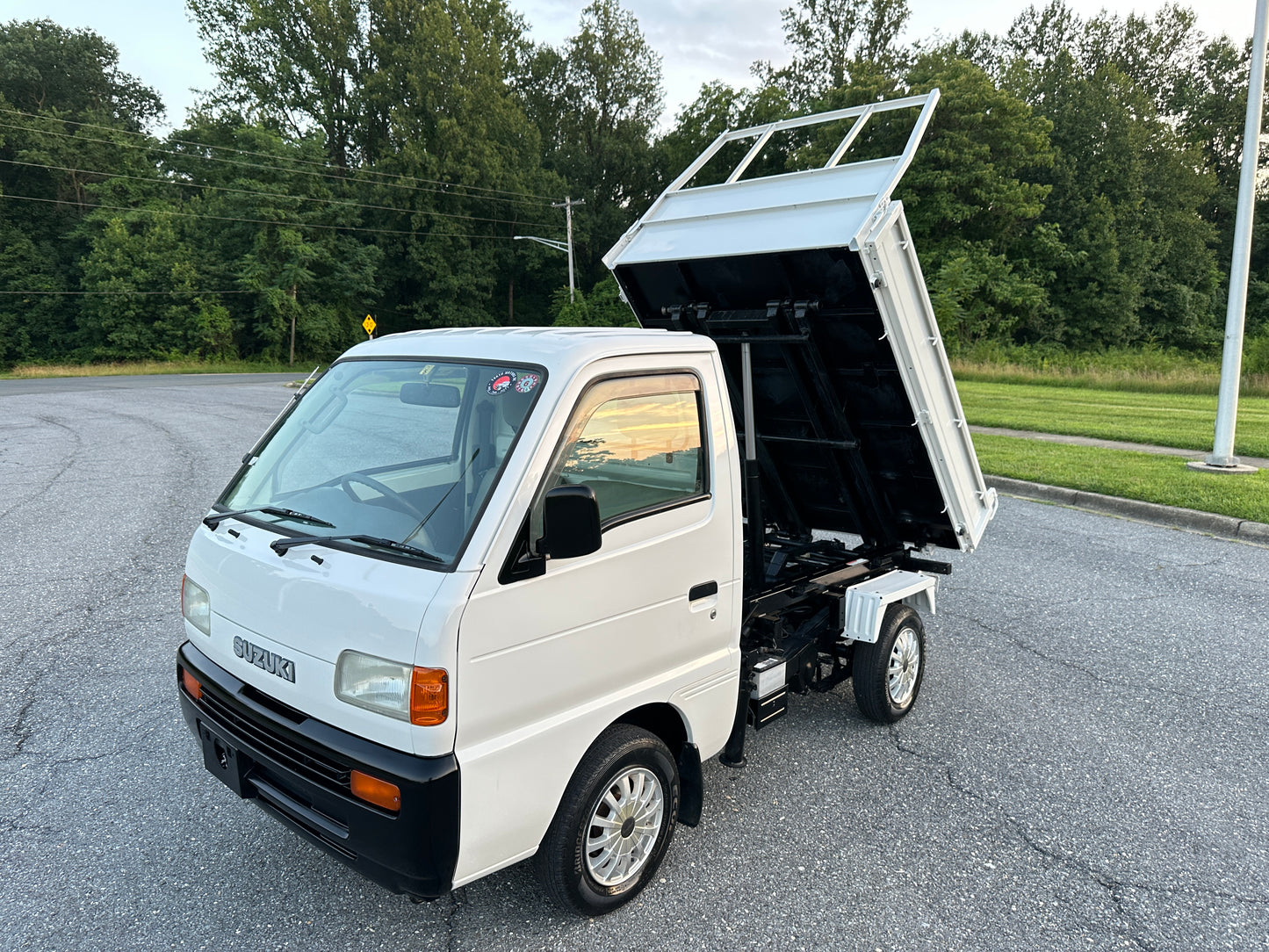 1997 SUZUKI CARRY SCISSOR-LIFT DUMP 4WD — LOT#581