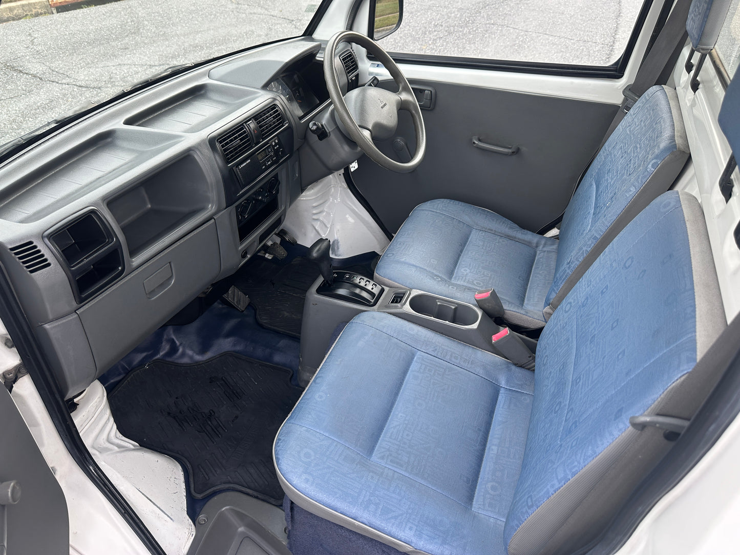 2000 MITSUBISHI MINICAB - AUTOMATIC TRANSMISSION - A/C - FULLY SERVICED — LOT#580