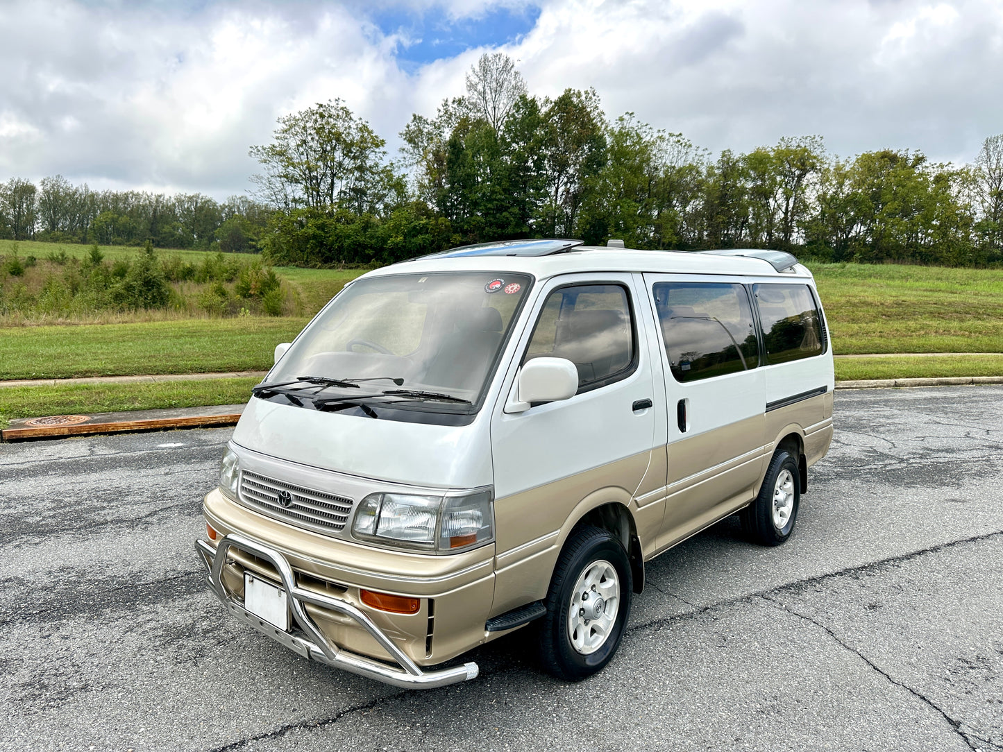1993 TOYOTA HIACE SUPER CUSTOM LIMITED 4WD - FULLY LOADED & ONLY 28k MILES — LOT#653