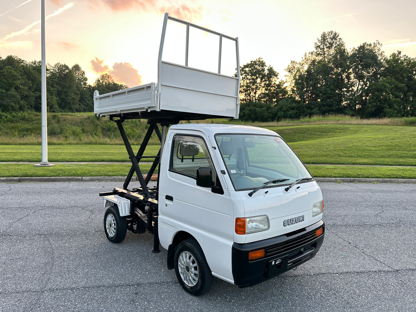 1997 SUZUKI CARRY SCISSOR-LIFT DUMP 4WD — LOT#581