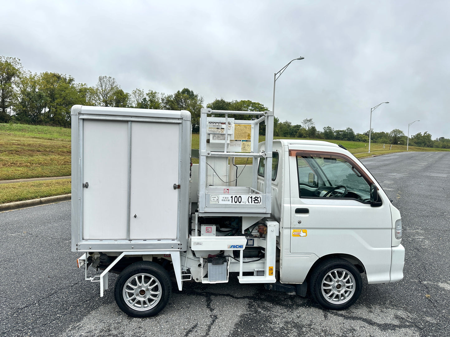 2000 DAIHATSU HIJET AERIAL WORK PLATFORM TRUCK 4WD - A/C - FUEL INJECTION & DUAL RANGE TRANSFERCASE — LOT#645