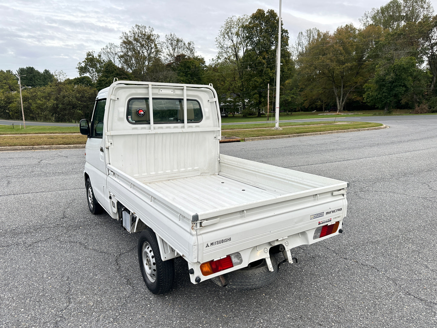 2000 MITSUBISHI MINICAB - AUTOMATIC TRANSMISSION - A/C - FULLY SERVICED — LOT#580