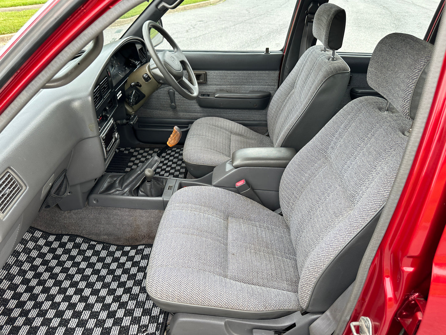 1992 TOYOTA HILUX DOUBLE CAB PICKUP 4WD - DIESEL & 5-SPEED