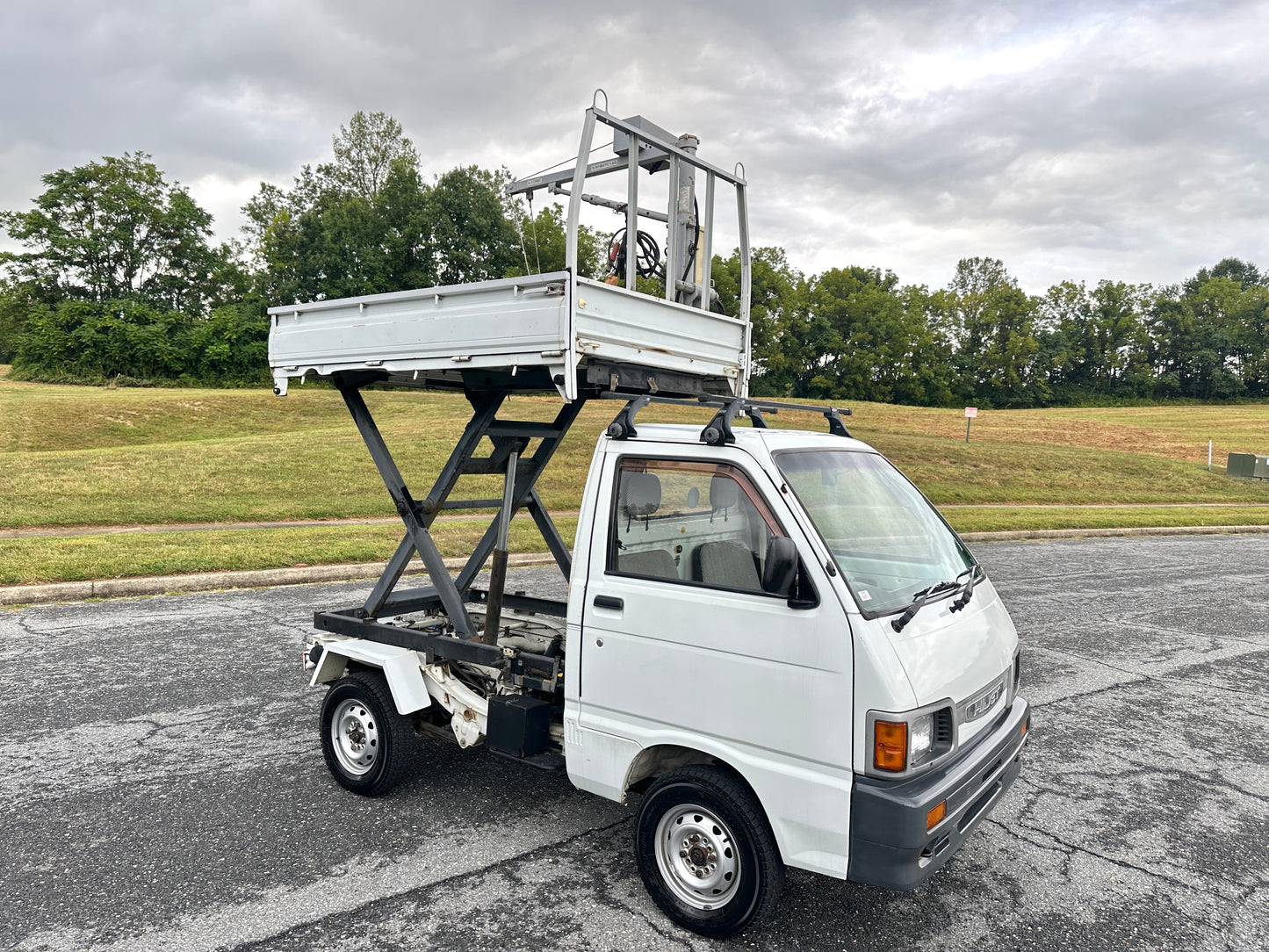 1992 DAIHATSU HIJET 4WD SCISSOR LIFT DUMP WITH CRANE — LOT#637