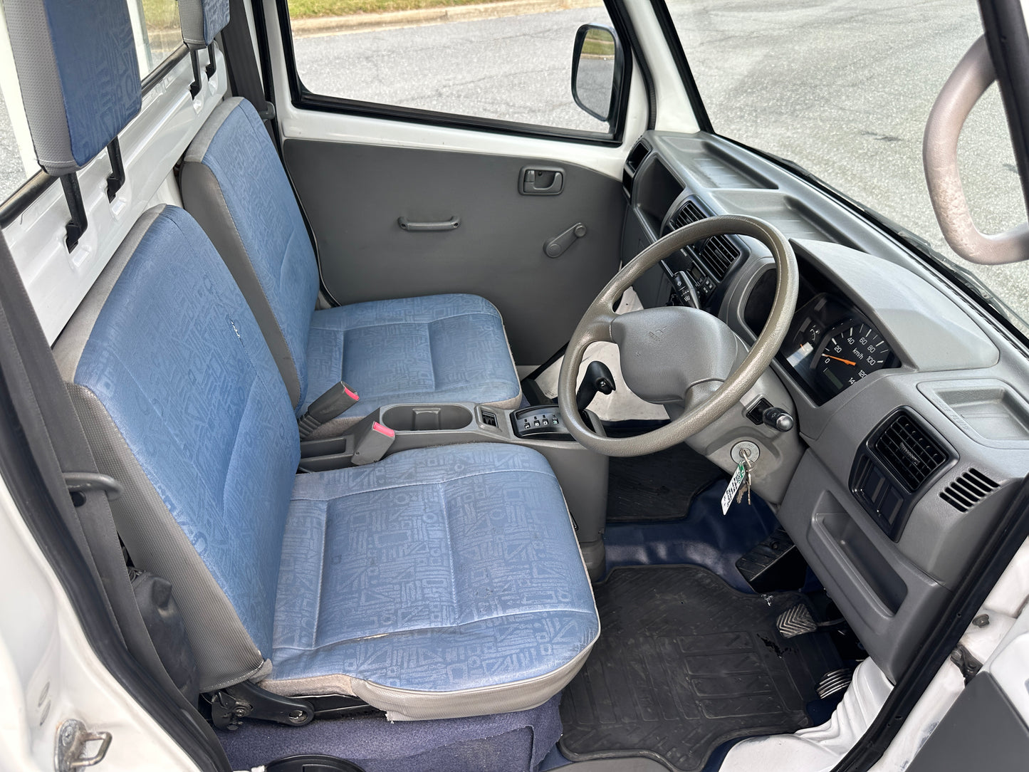2000 MITSUBISHI MINICAB - AUTOMATIC TRANSMISSION - A/C - FULLY SERVICED — LOT#580