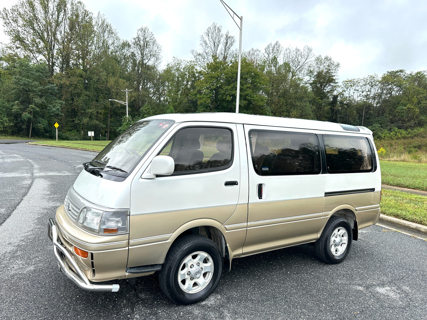 1993 TOYOTA HIACE SUPER CUSTOM LIMITED 4WD - FULLY LOADED & ONLY 28k MILES — LOT#653