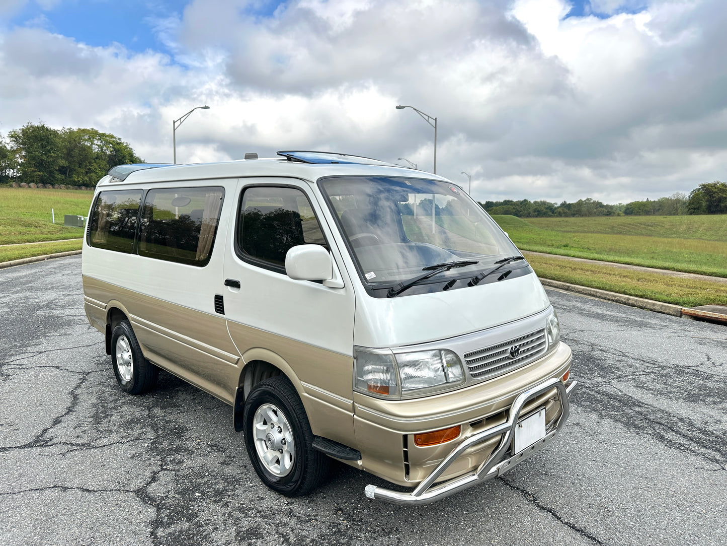 1993 TOYOTA HIACE SUPER CUSTOM LIMITED 4WD - FULLY LOADED & ONLY 28k MILES — LOT#653