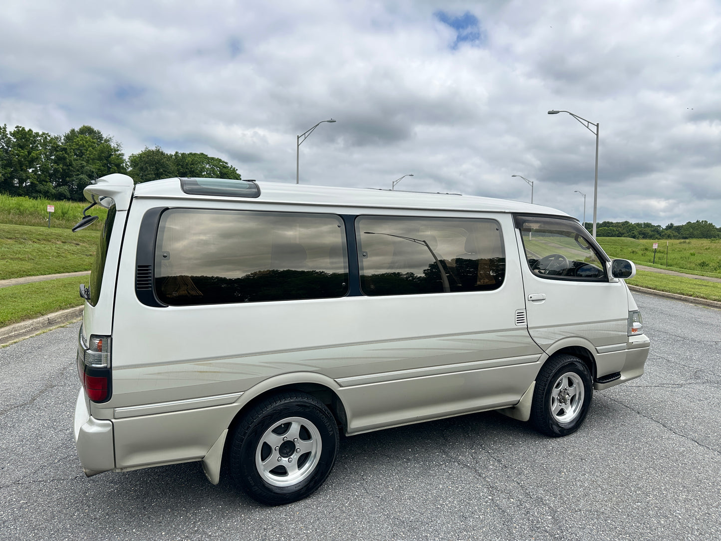 1999 TOYOTA HIACE SUPER CUSTOM LIVING SALOON EX 4WD — INTERCOOLER TURBO DIESEL — LOT#591