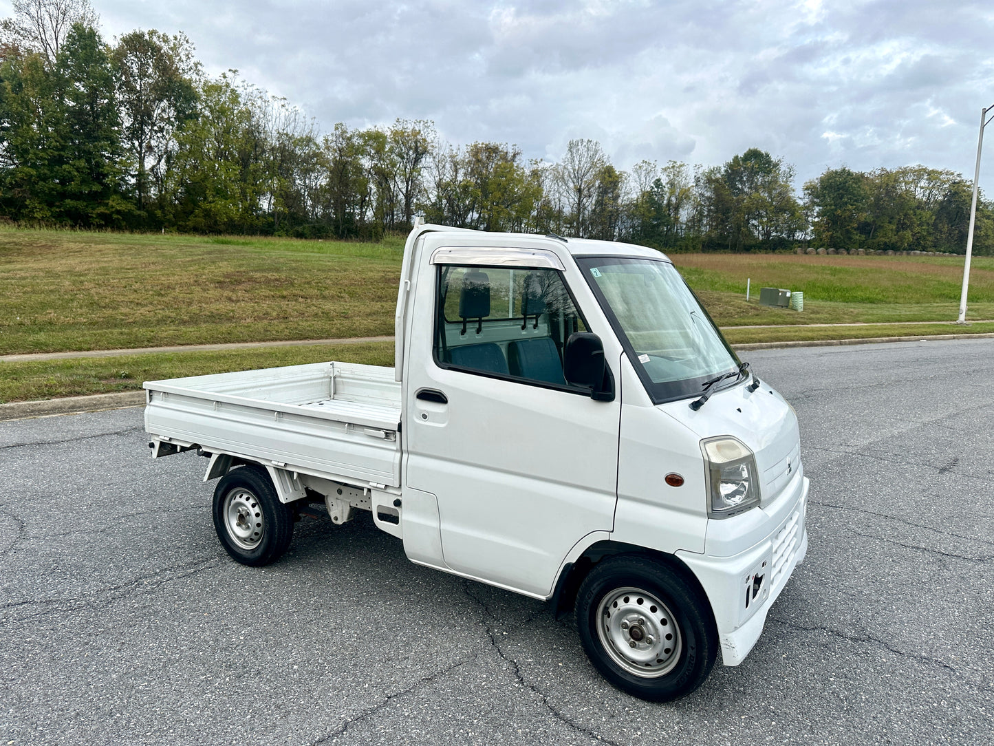 2000 MITSUBISHI MINICAB - AUTOMATIC TRANSMISSION - A/C - FULLY SERVICED — LOT#580