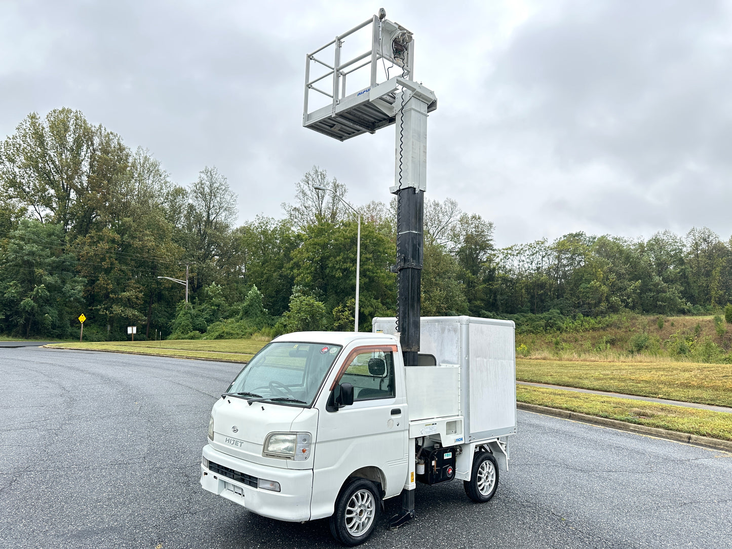 2000 DAIHATSU HIJET AERIAL WORK PLATFORM TRUCK 4WD - A/C - FUEL INJECTION & DUAL RANGE TRANSFERCASE — LOT#645