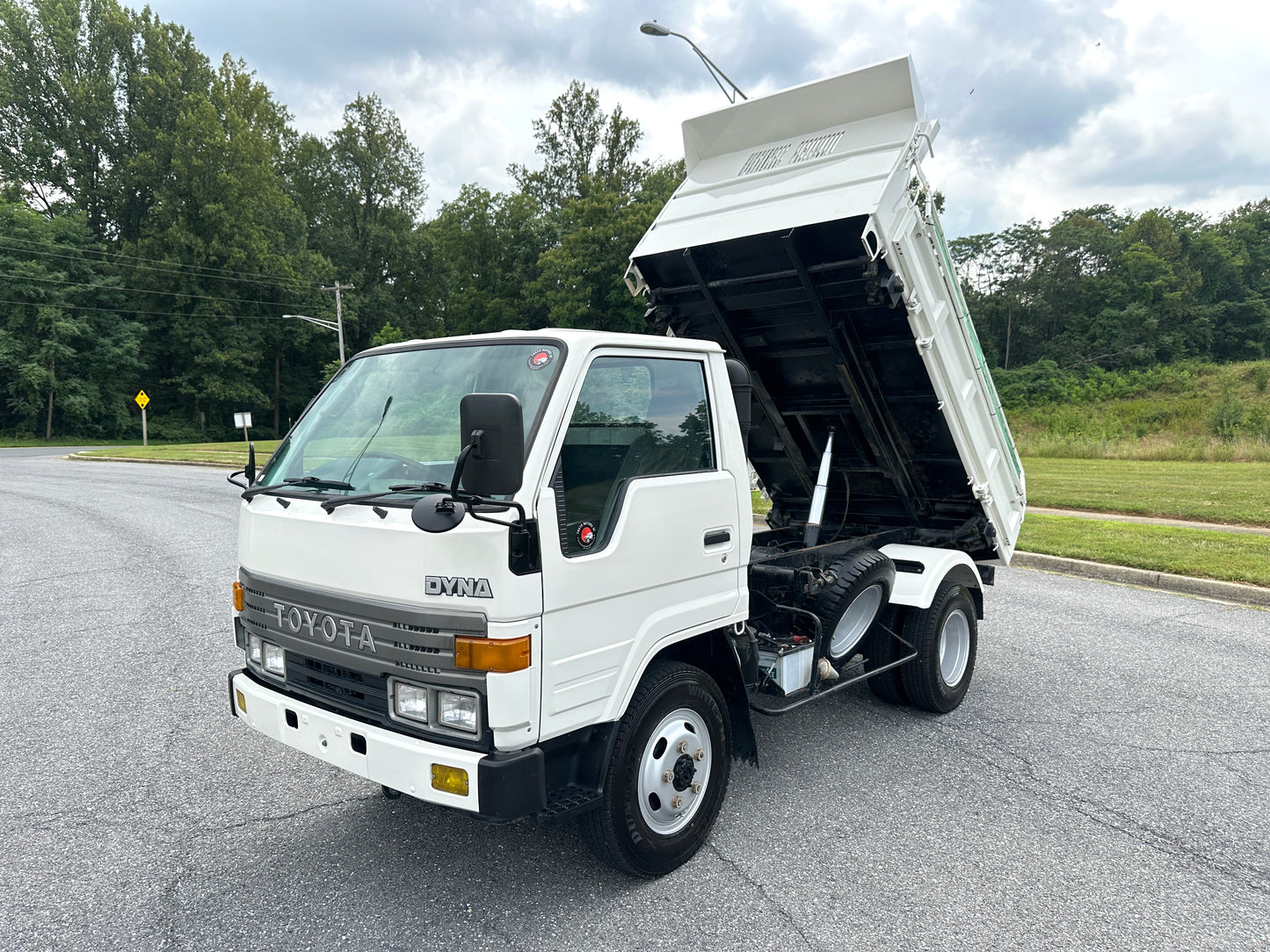 1993 TOYOTA DYNA 3-WAY DUMP TRUCK - 4WD - DIESEL— LOT#578