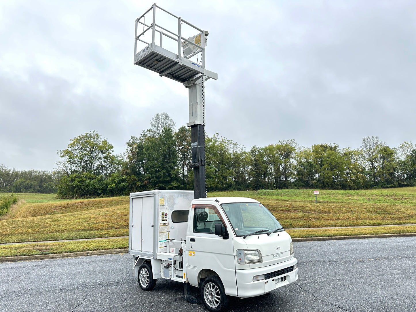 2000 DAIHATSU HIJET AERIAL WORK PLATFORM TRUCK 4WD - A/C - FUEL INJECTION & DUAL RANGE TRANSFERCASE — LOT#645