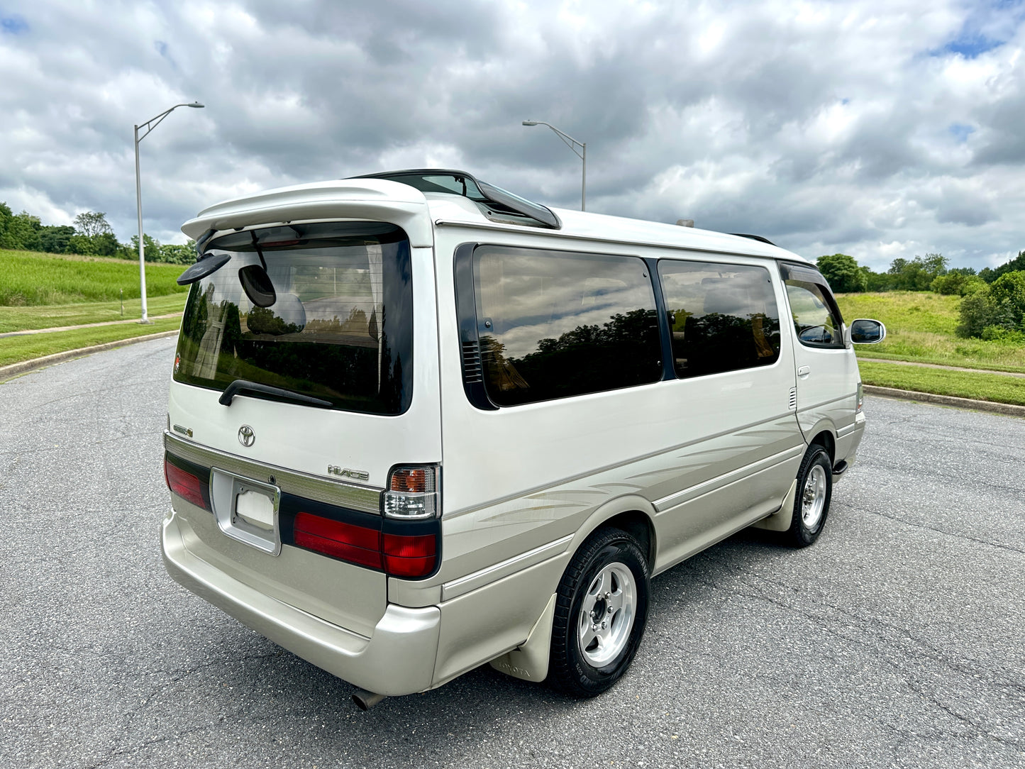 1999 TOYOTA HIACE SUPER CUSTOM LIVING SALOON EX 4WD — INTERCOOLER TURBO DIESEL — LOT#591